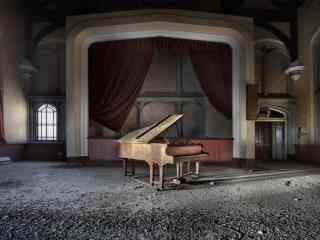 复古音乐厅里破损的钢琴唯美图片