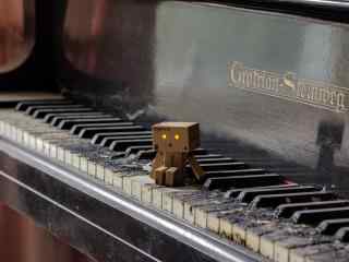 纸盒人与复古钢琴