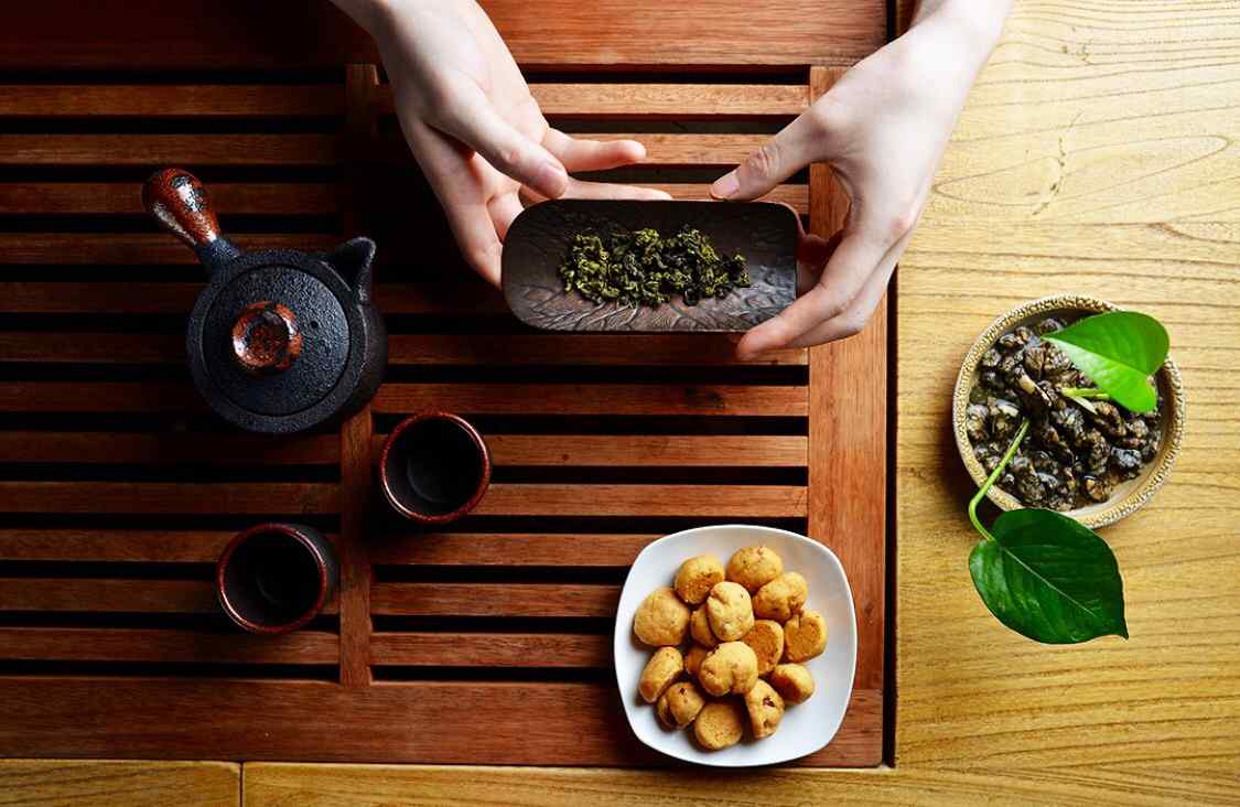茶文化—一壶清茶一杯糕点桌面壁纸