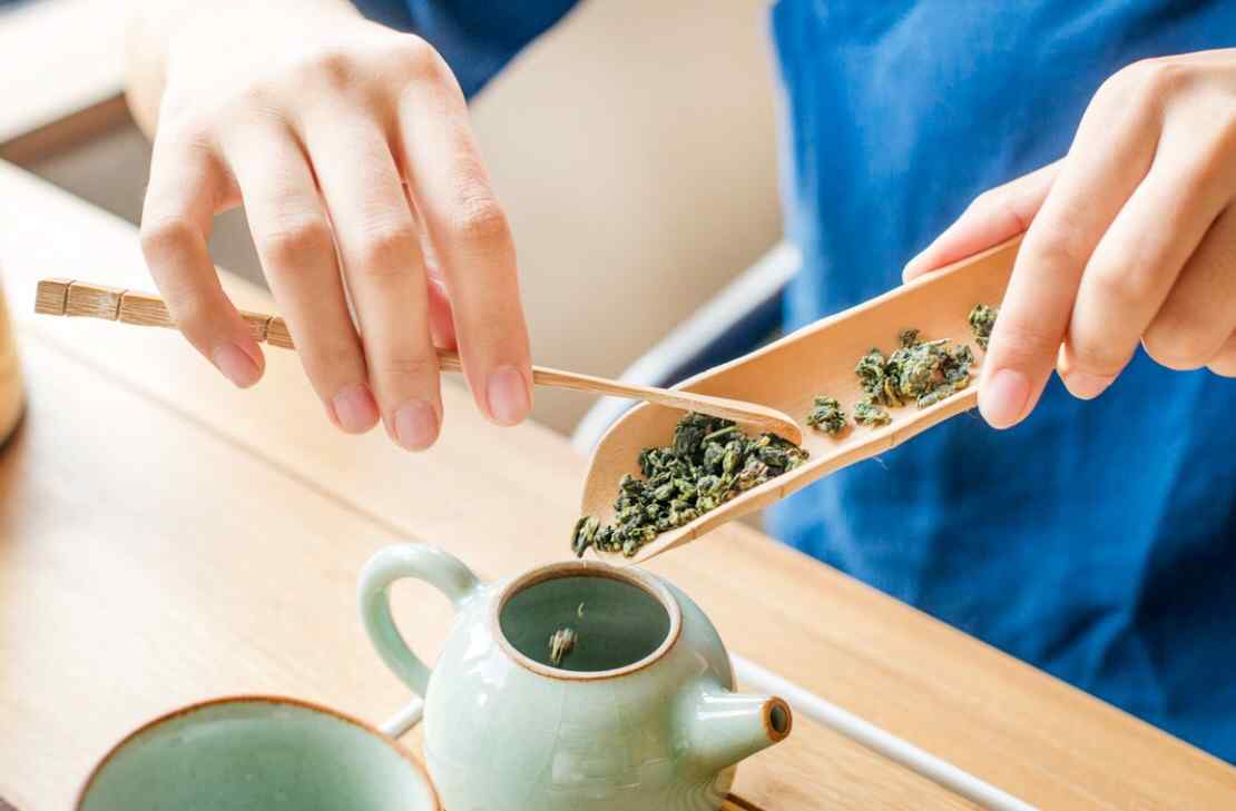 茶文化—将绿茶放置壶中桌面壁纸