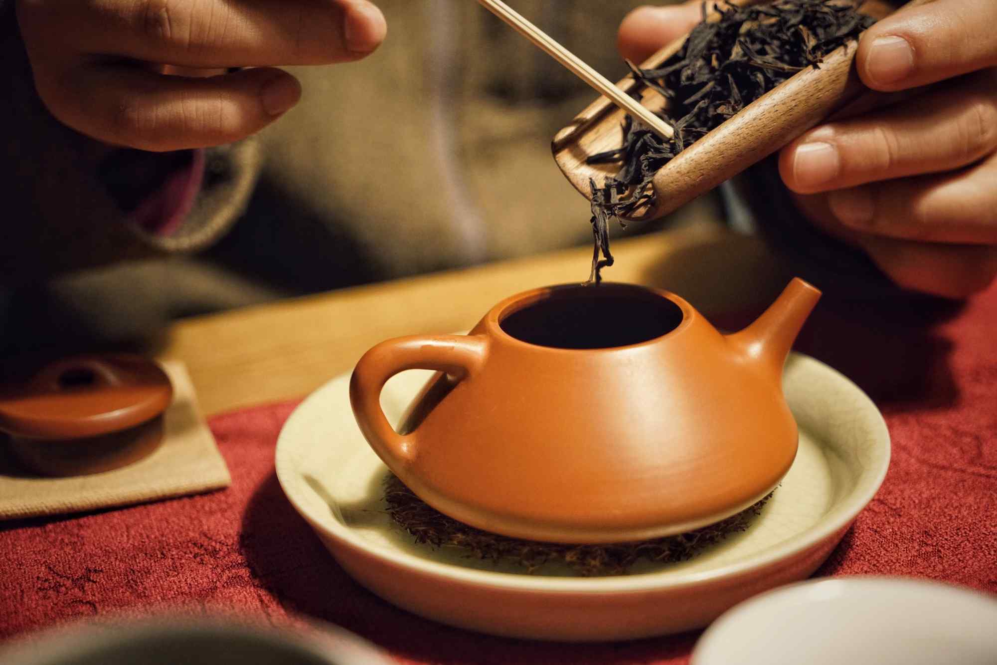 茶文化—茶叶倒入水壶中桌面壁纸