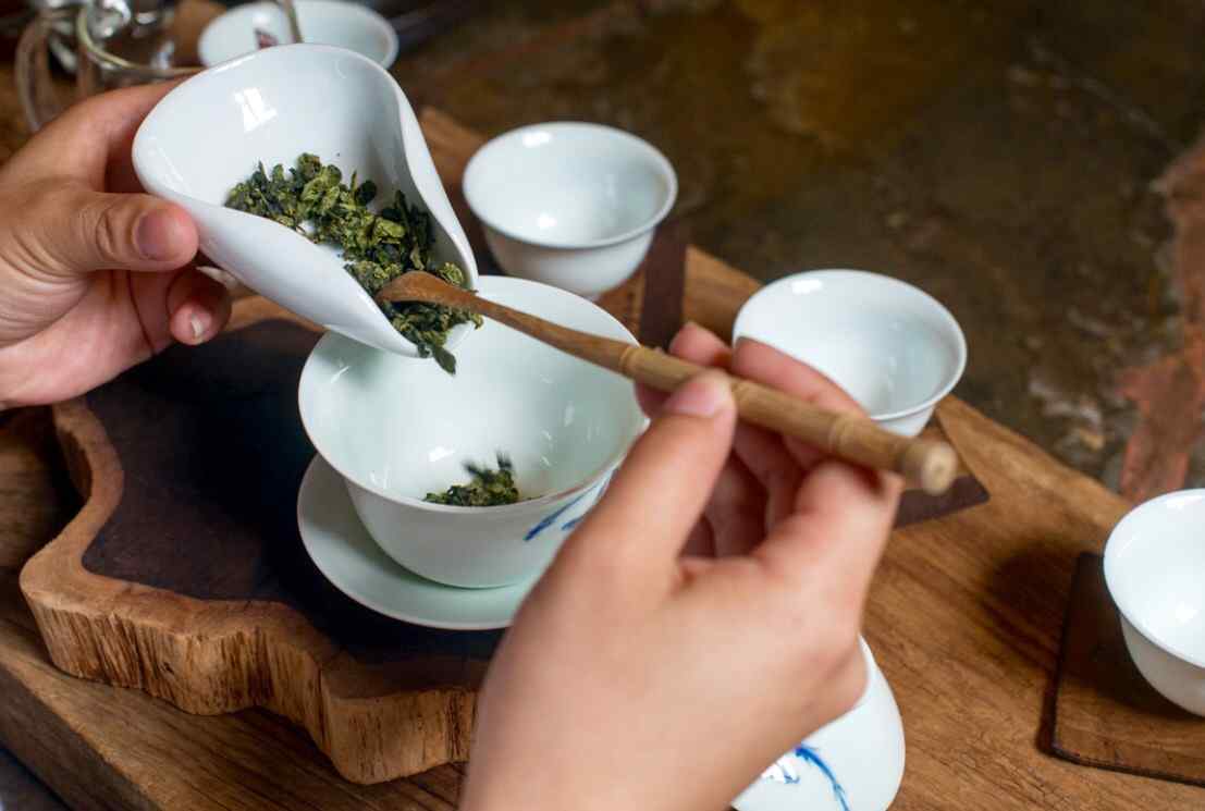 茶文化—西湖龙井茶放入壶中桌面壁纸