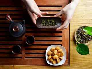 茶文化—一壶清茶一杯糕点桌面壁纸