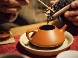 茶文化—茶叶倒入水壶中桌面壁纸