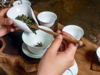 茶文化—西湖龙井茶放入壶中桌面壁纸