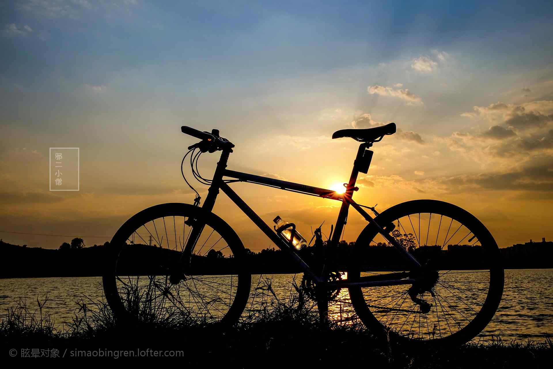 夕阳下的炫酷单车桌面壁纸