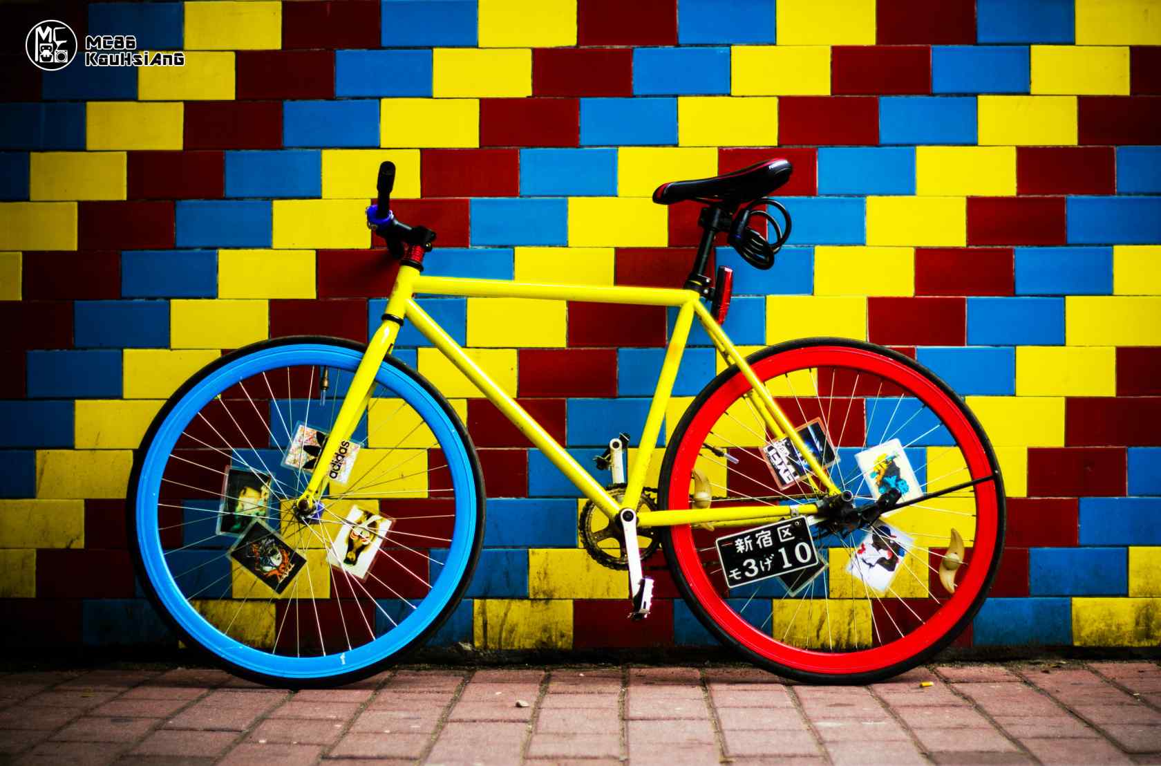 彩色墙面和彩色死飞单车桌面壁纸