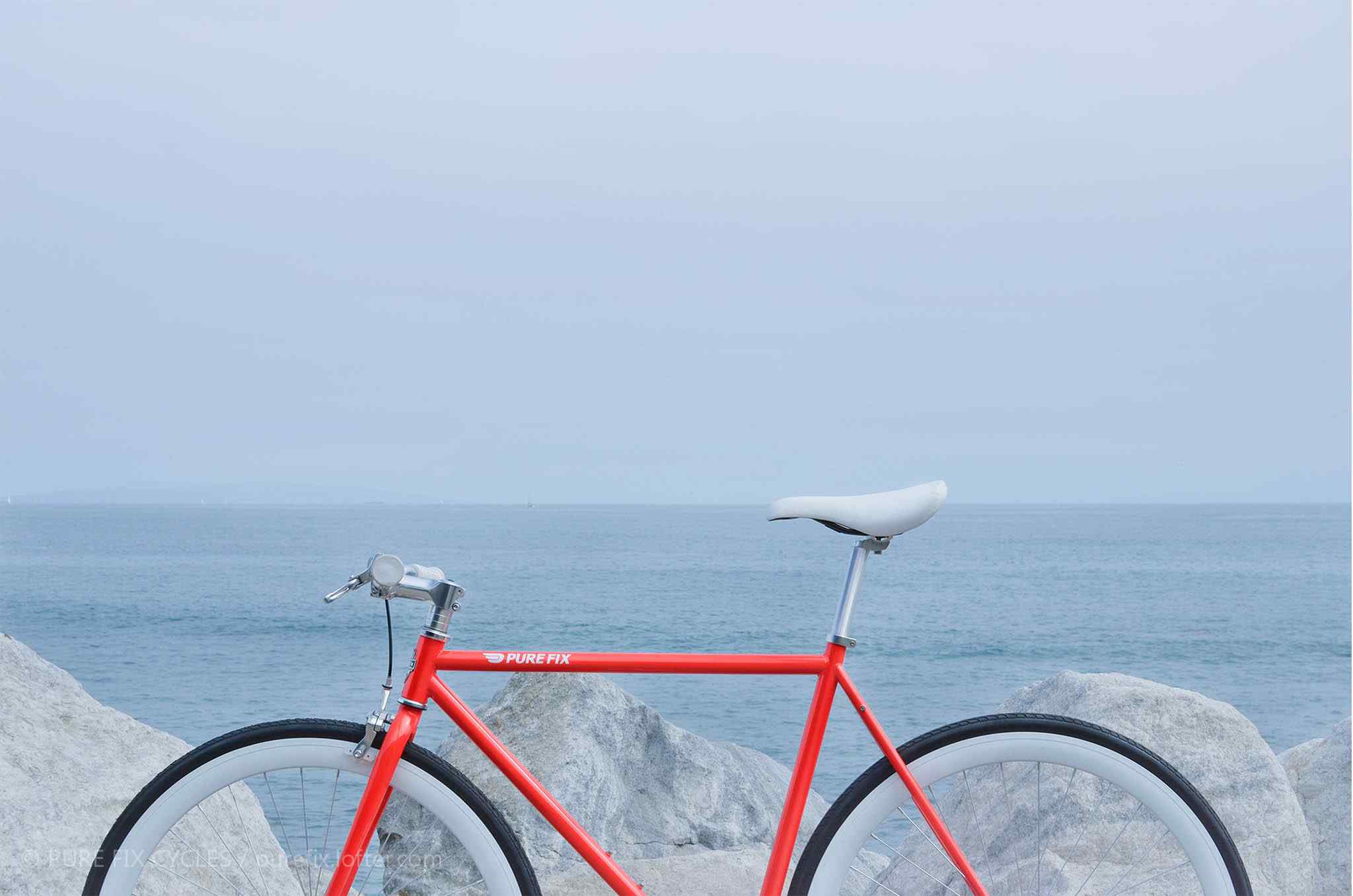 小清新海边红色单车桌面壁纸