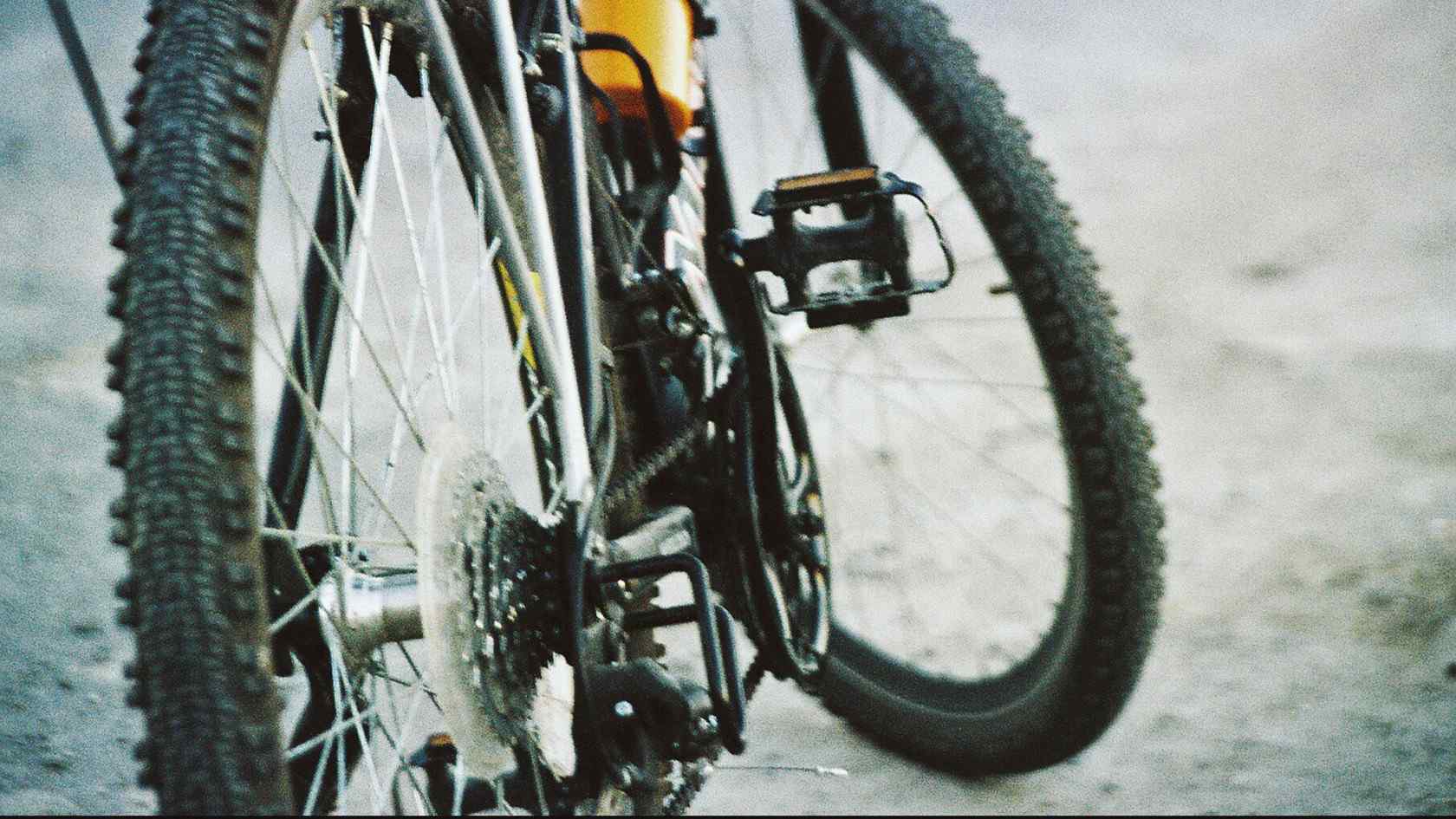 山地自行车单车车轮特写桌面壁纸