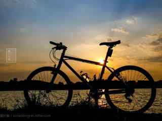 夕阳下的炫酷单车