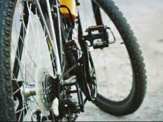 山地自行车单车车轮特写桌面壁纸