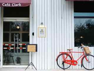 咖啡馆门口的复古单车桌面壁纸