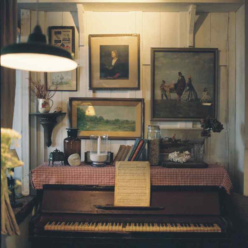 唯美复古咖啡馆里的钢琴桌面壁纸