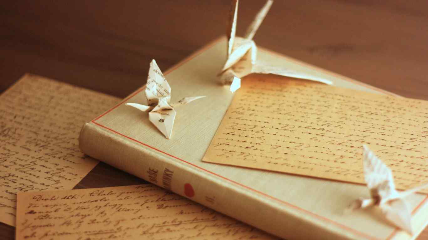 创意千纸鹤和手写信桌面壁纸