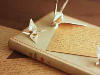 创意千纸鹤和手写信桌面壁纸