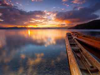 夕阳下的泸沽湖边