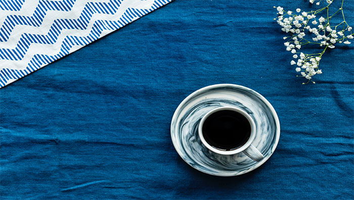蓝色背景与咖啡超清唯美壁纸图片