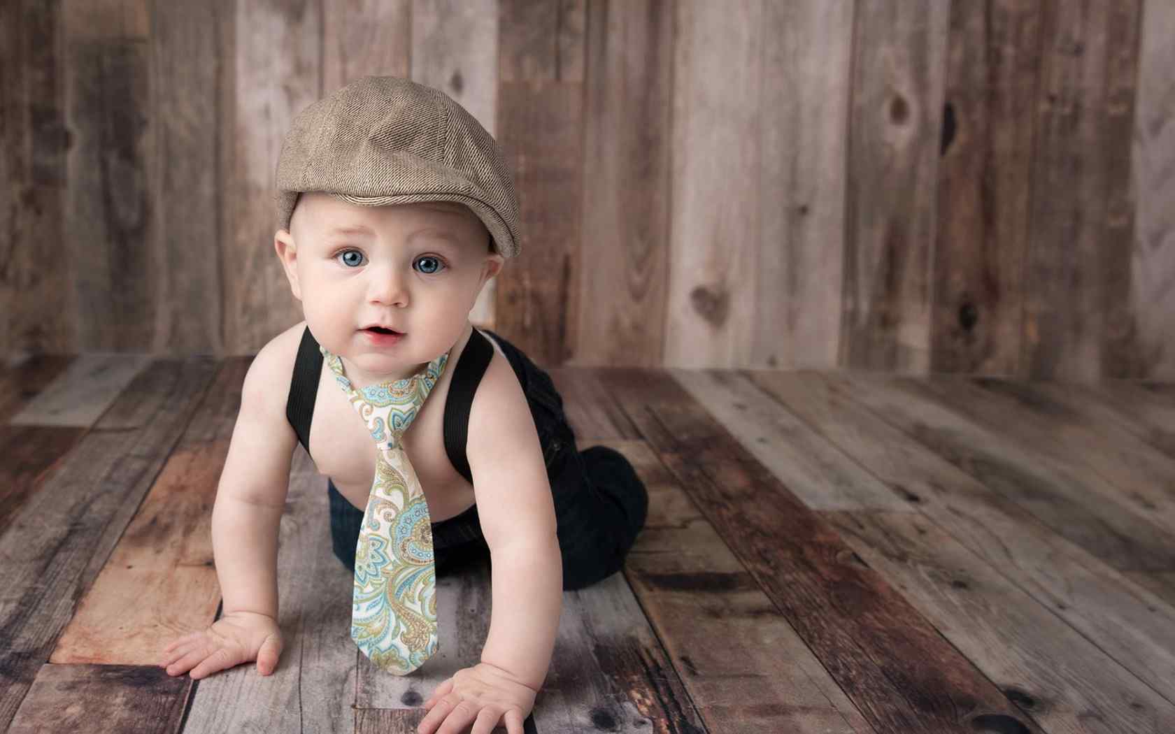 萌萌哒穿西装的可爱小宝宝桌面壁纸