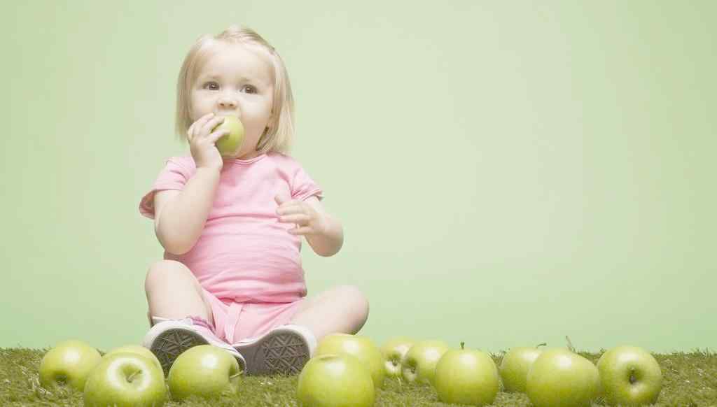 萌萌哒吃苹果的可爱小宝宝桌面壁纸