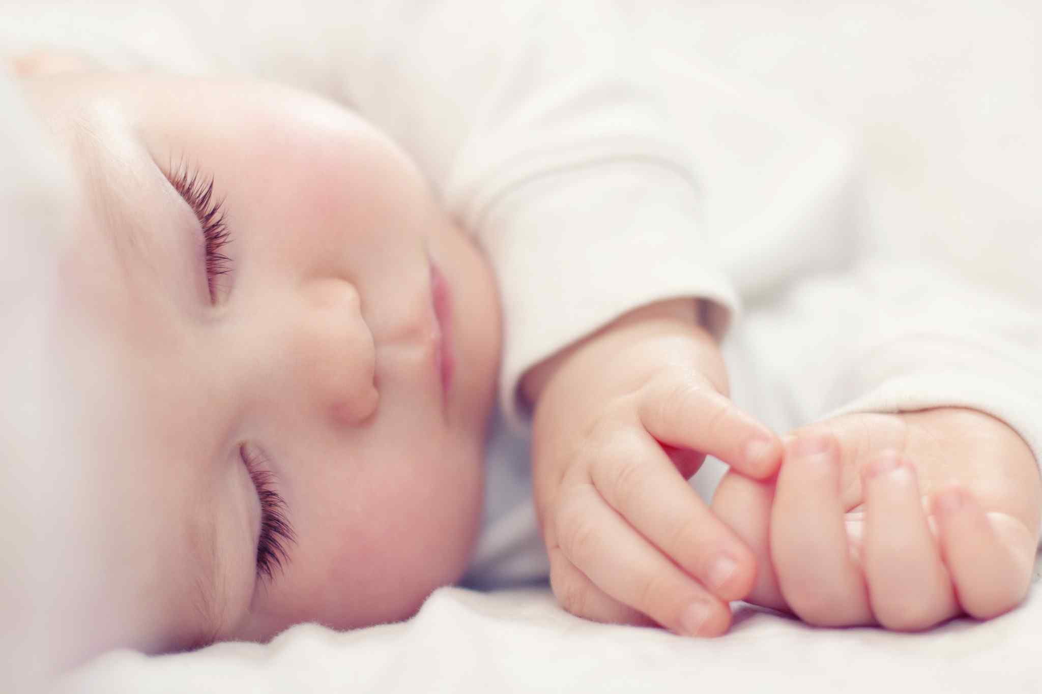 睡着的可爱小宝宝桌面壁纸