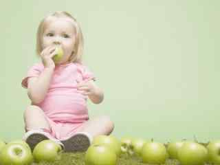 萌萌哒吃苹果的可爱小宝宝桌面壁纸