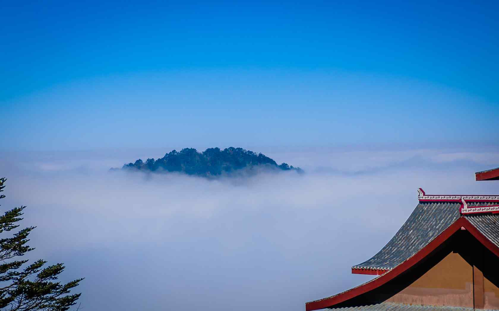 云雾缭绕的峨眉山山顶桌面壁纸