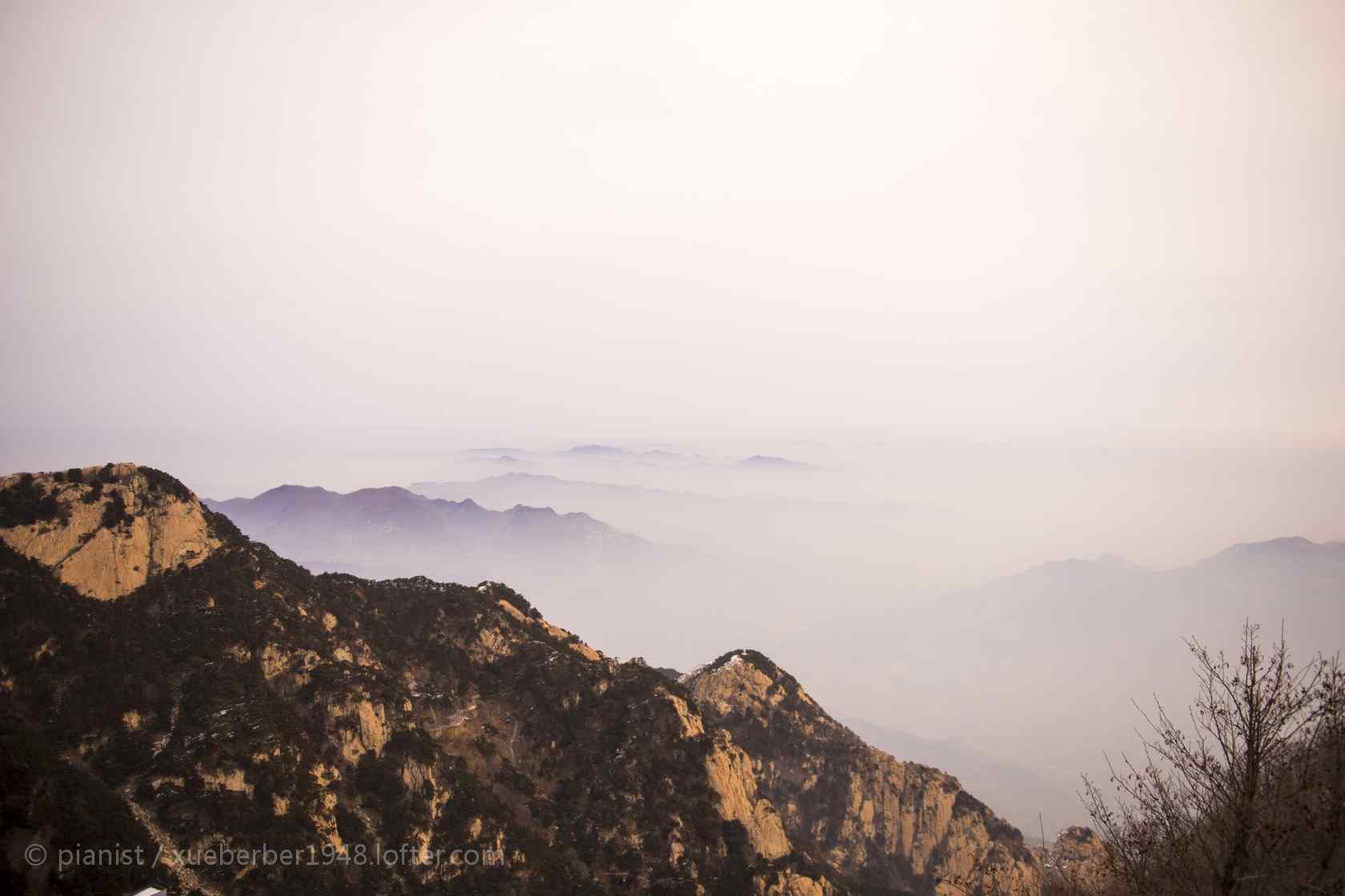 云雾下的壮观的泰山桌面壁纸