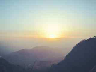 清晨阳光下的仙气缭绕泰山桌面壁纸