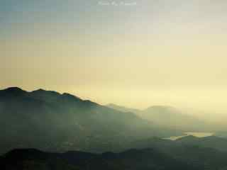 清晨云烟下的泰山风景桌面壁纸