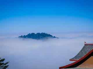 云雾缭绕的峨眉山山顶桌面壁纸