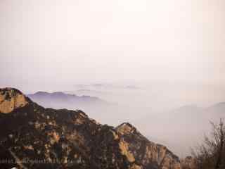 云雾下的壮观的泰山桌面壁纸