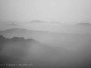云烟笼罩下的泰山