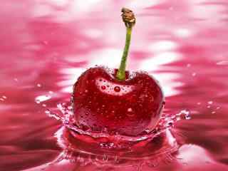 色泽鲜艳的水中红樱桃高清桌面壁纸