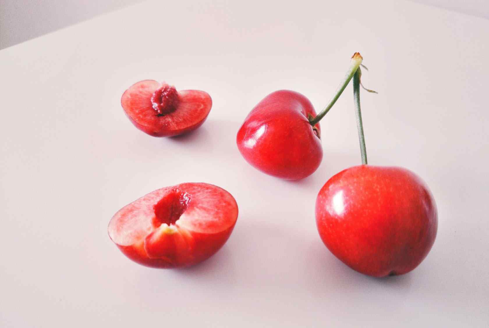 唯美小清新的红色樱桃图片高清桌面壁纸