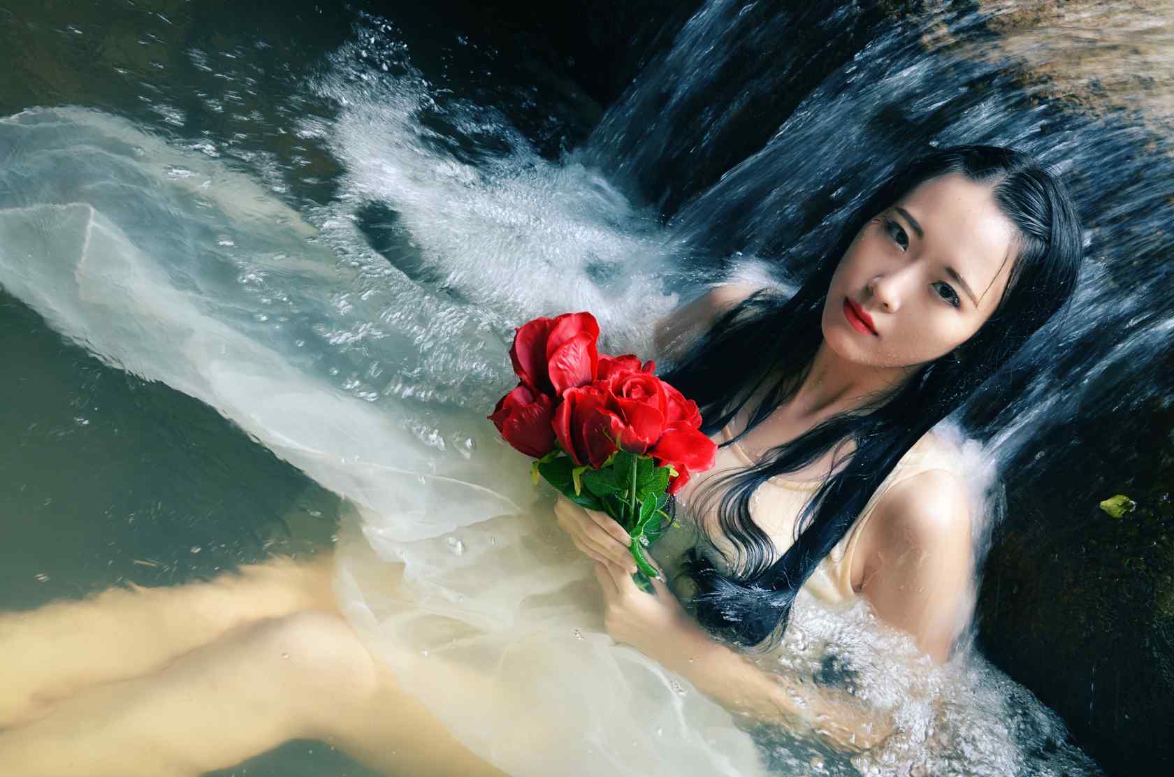 水中少女与玫瑰花桌面壁纸