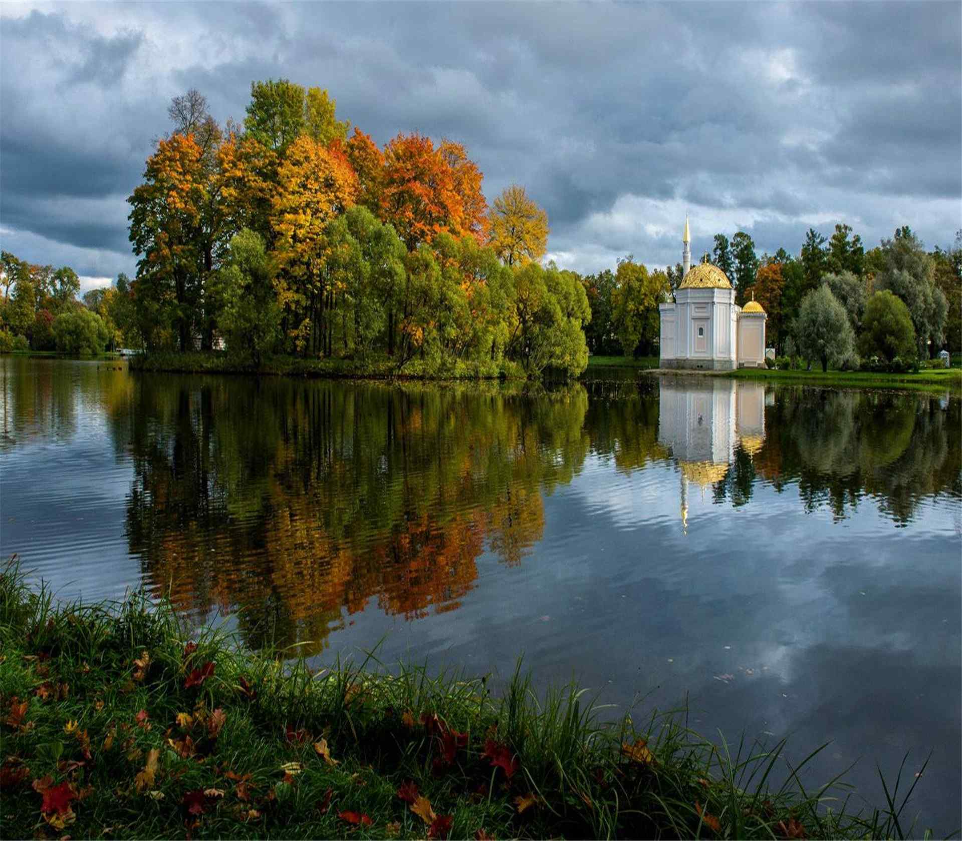 俄罗斯圣彼得堡溪水倒影风景高清电脑桌面壁纸