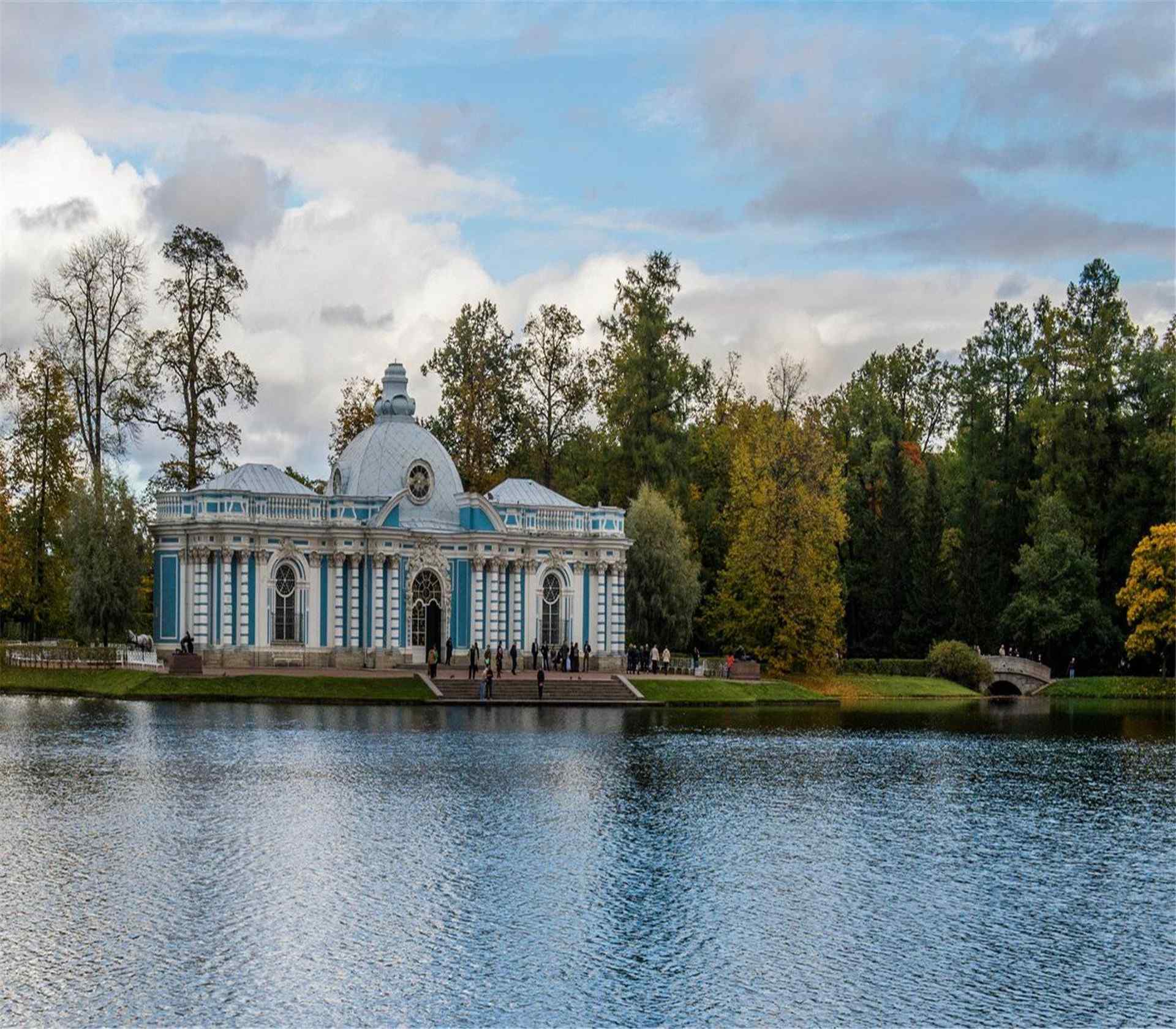 圣彼得堡湖边城堡风景高清电脑桌面壁纸