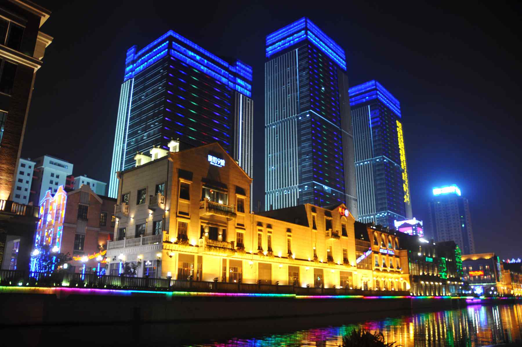 武汉城市建筑夜景夜晚建筑楚河汉街航拍摄影图配图高清摄影大图-千库网