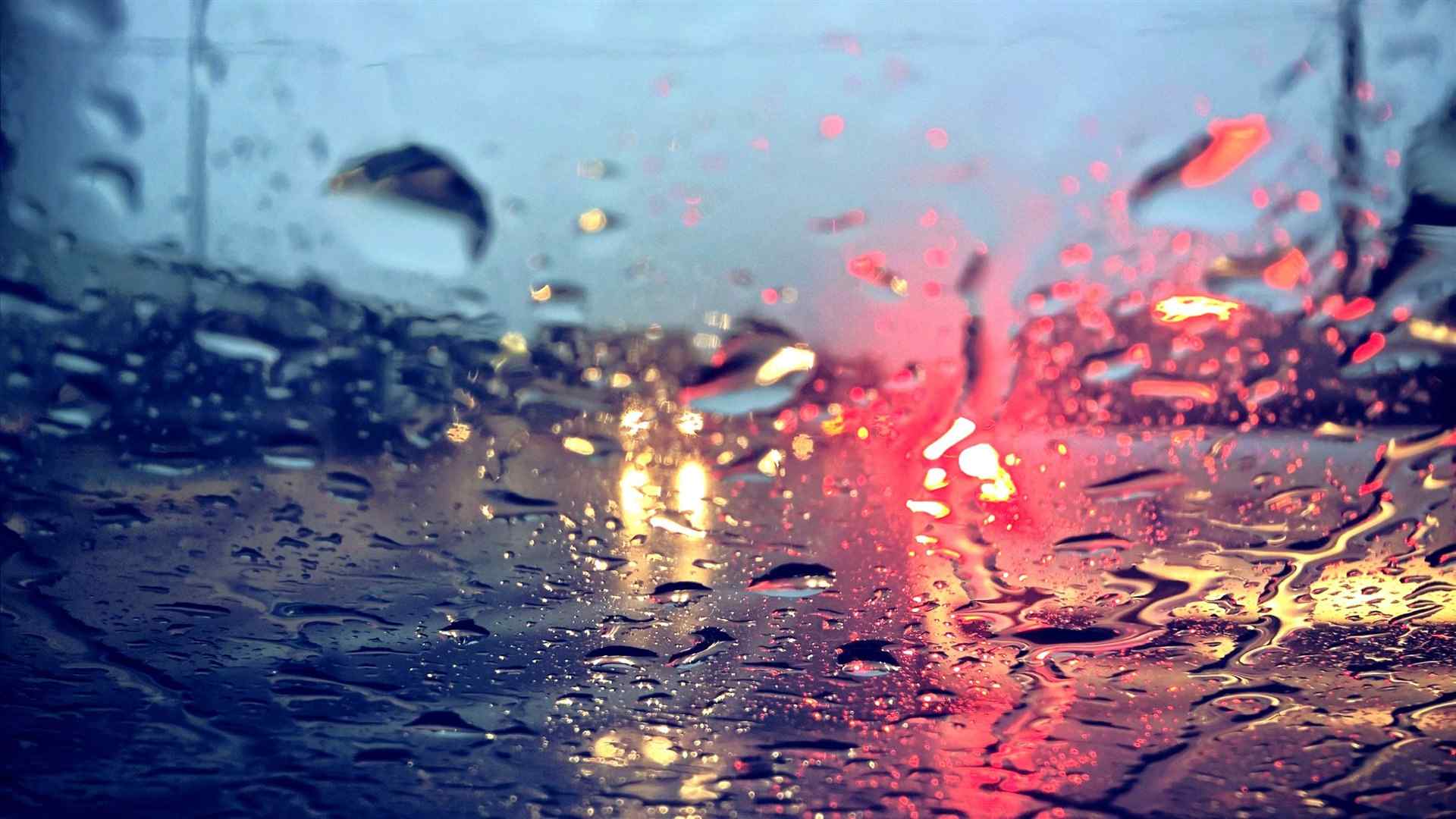 窗户上滑落的雨滴唯美图片桌面壁纸