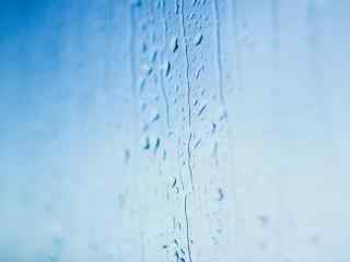 窗户上滑落的雨滴