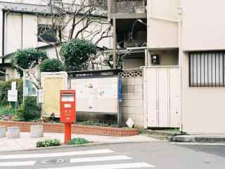 日本街景路边清新红色邮筒桌面壁纸