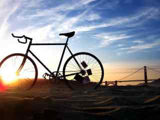 夕阳下沙滩边单车