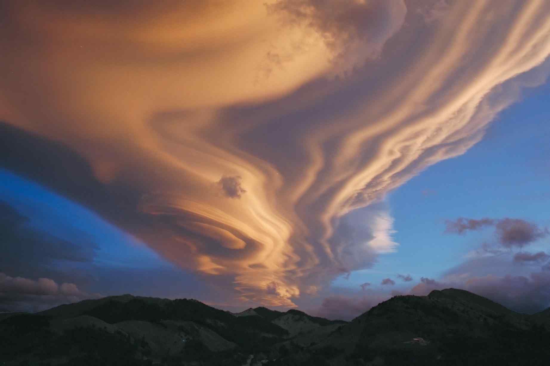 新西兰奇幻绚丽飘渺云层电脑桌面壁纸
