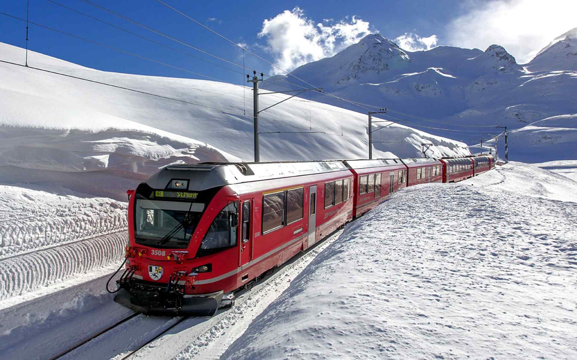 红色火车穿越雪山静谧唯美图片桌面壁纸