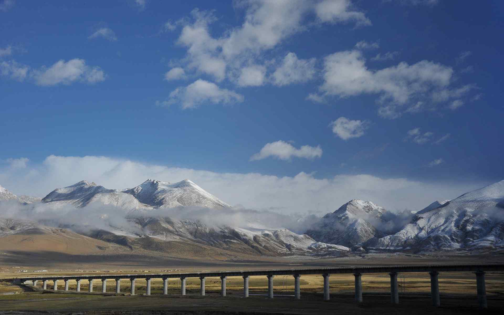 壮观的青藏铁路沿路风景桌面壁纸