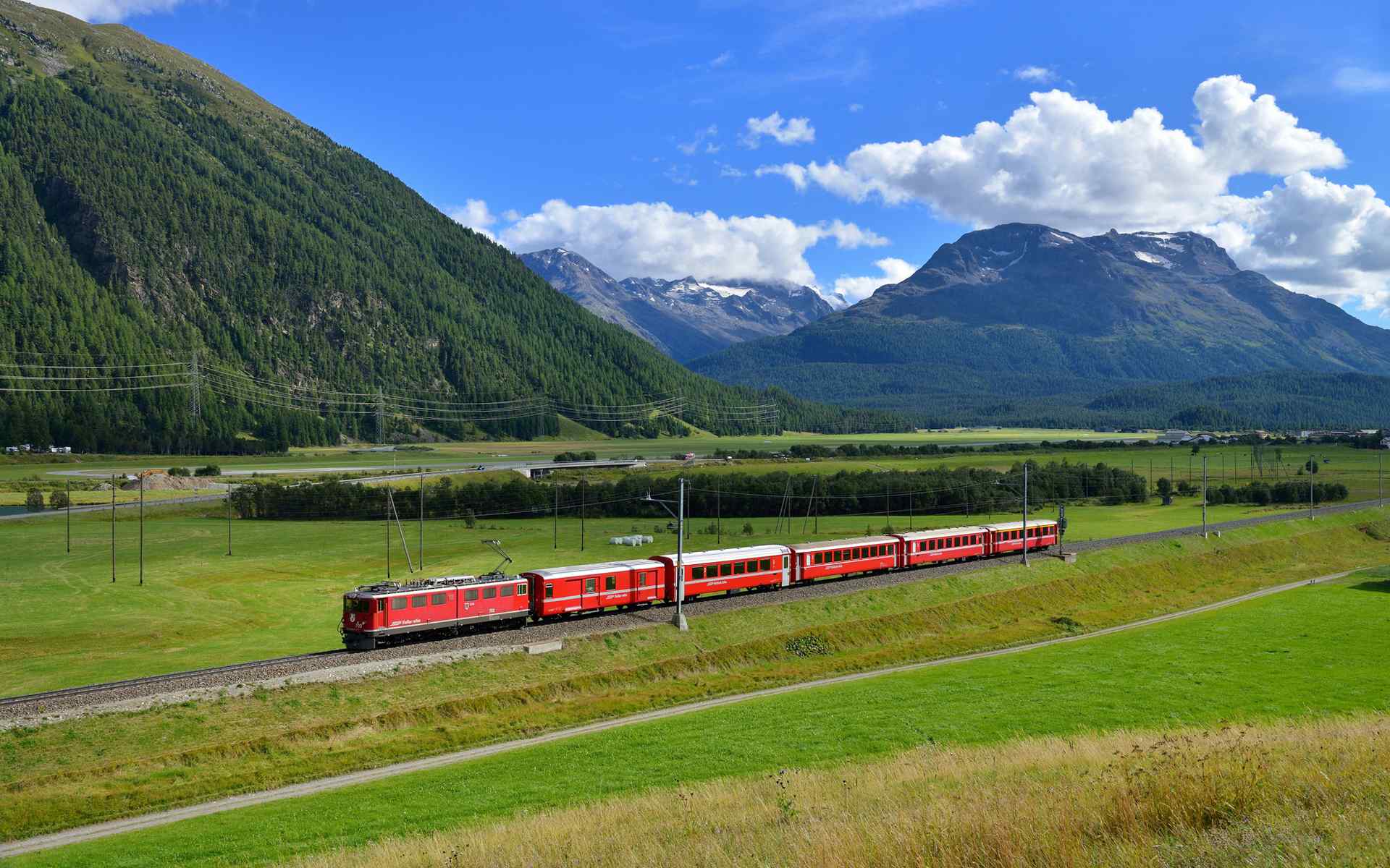 日系小清新红色列车穿越绿色原野的桌面壁纸