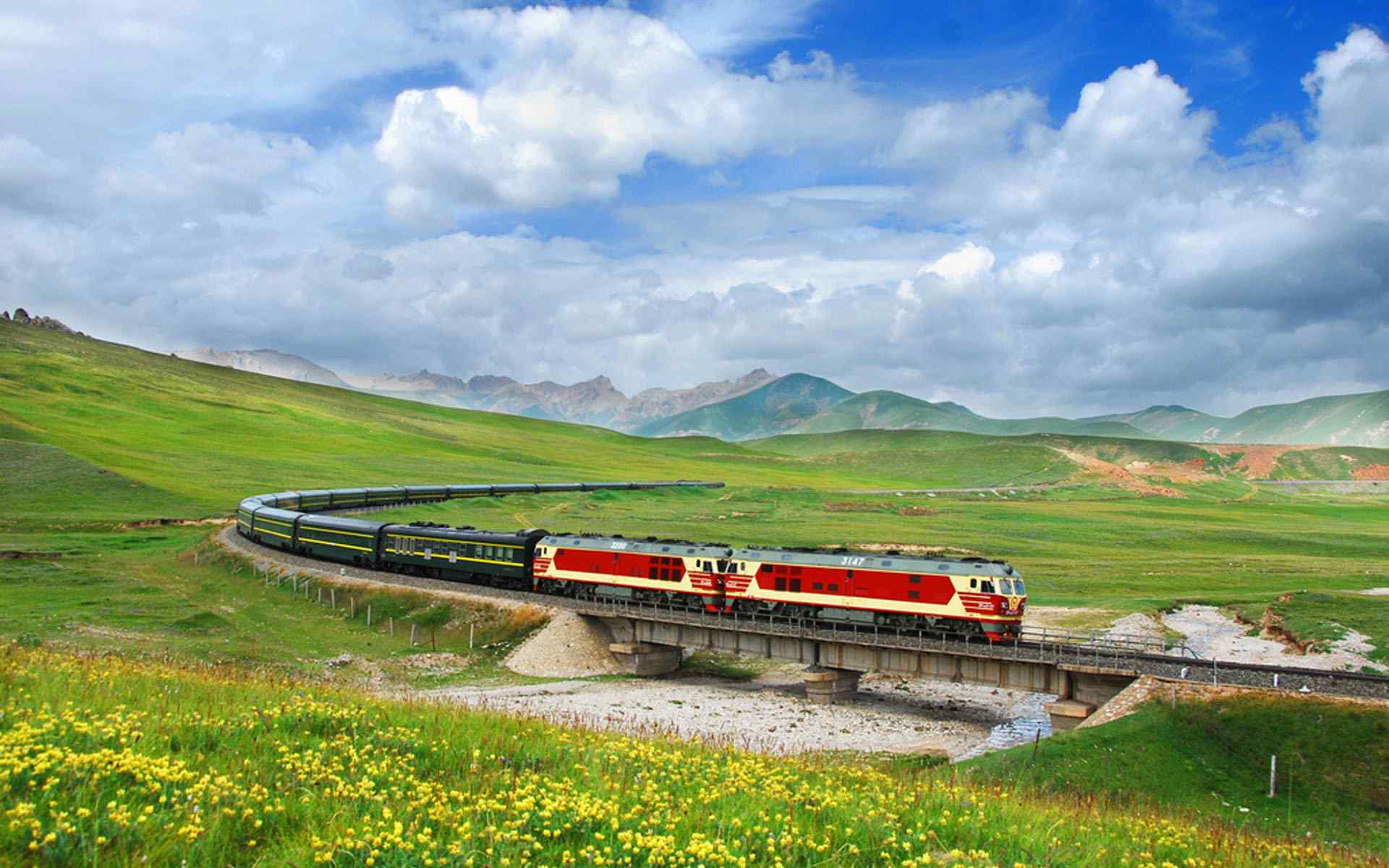 红色火车穿越广袤的原野图片桌面壁纸