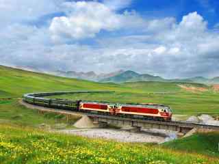 红色火车穿越广袤的原野图片桌面壁纸