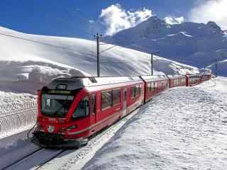 红色火车穿越雪山静谧唯美图片桌面壁纸