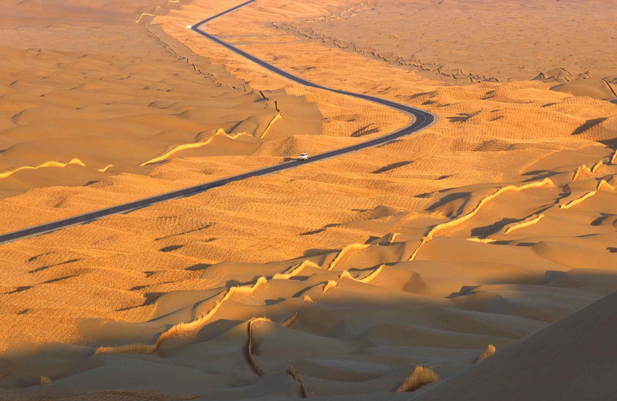 新疆塔克拉玛干沙漠戈壁风光高清桌面壁纸